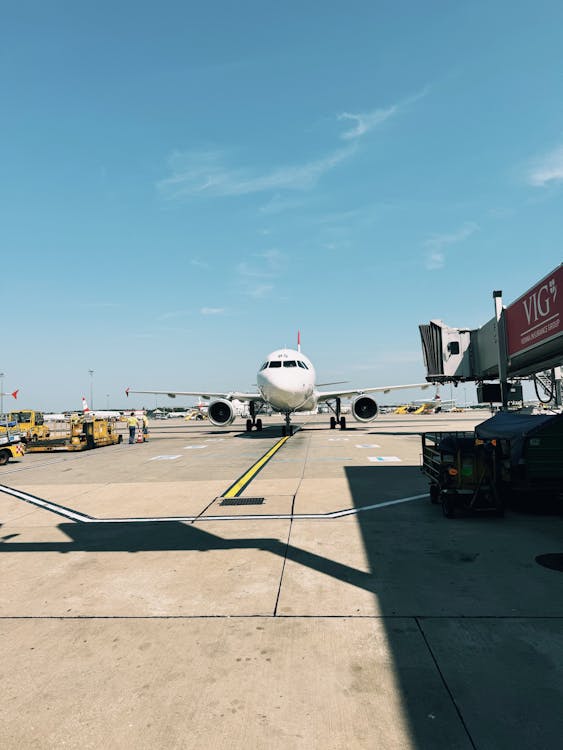 Checkout.com Secures Major Airline Contracts in Push for UK Payments Dominance